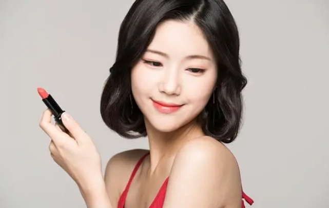 夏季美妝清單，妝容輕盈美麗不出汗
